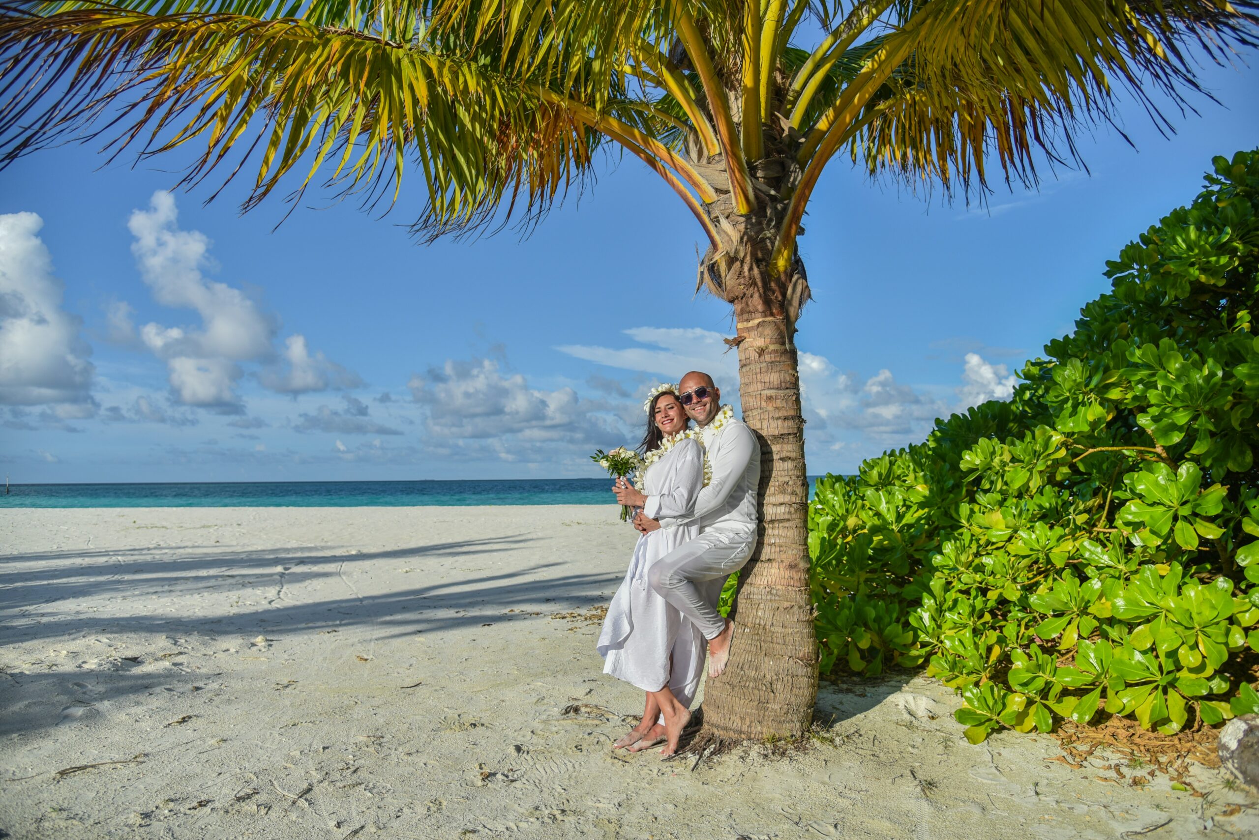 Couple marié sur une plage de rêve savoure son voyage de noces sur mesure, organisé par Tour & Co et Stéphane Jalet, son Travel planner préféré à Bordeaux