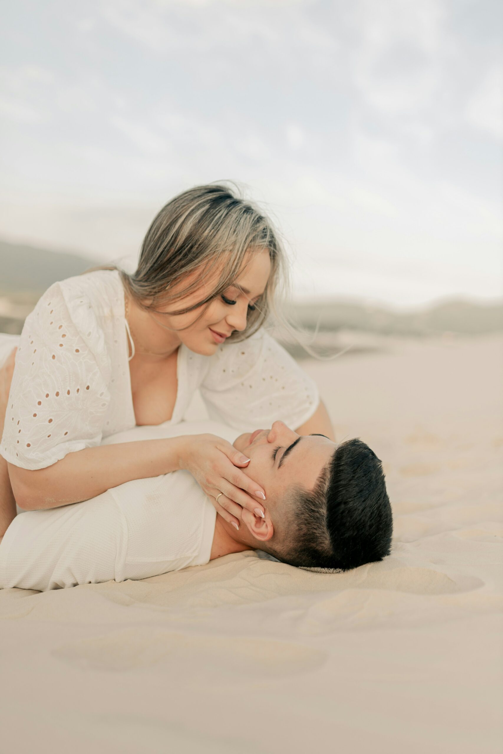 Couple amoureux bientôt marié rêve de son futur voyage de noces sur mesure, organisé par Tour & Co et son Travel planner à Bordeaux, Stéphane Jalet