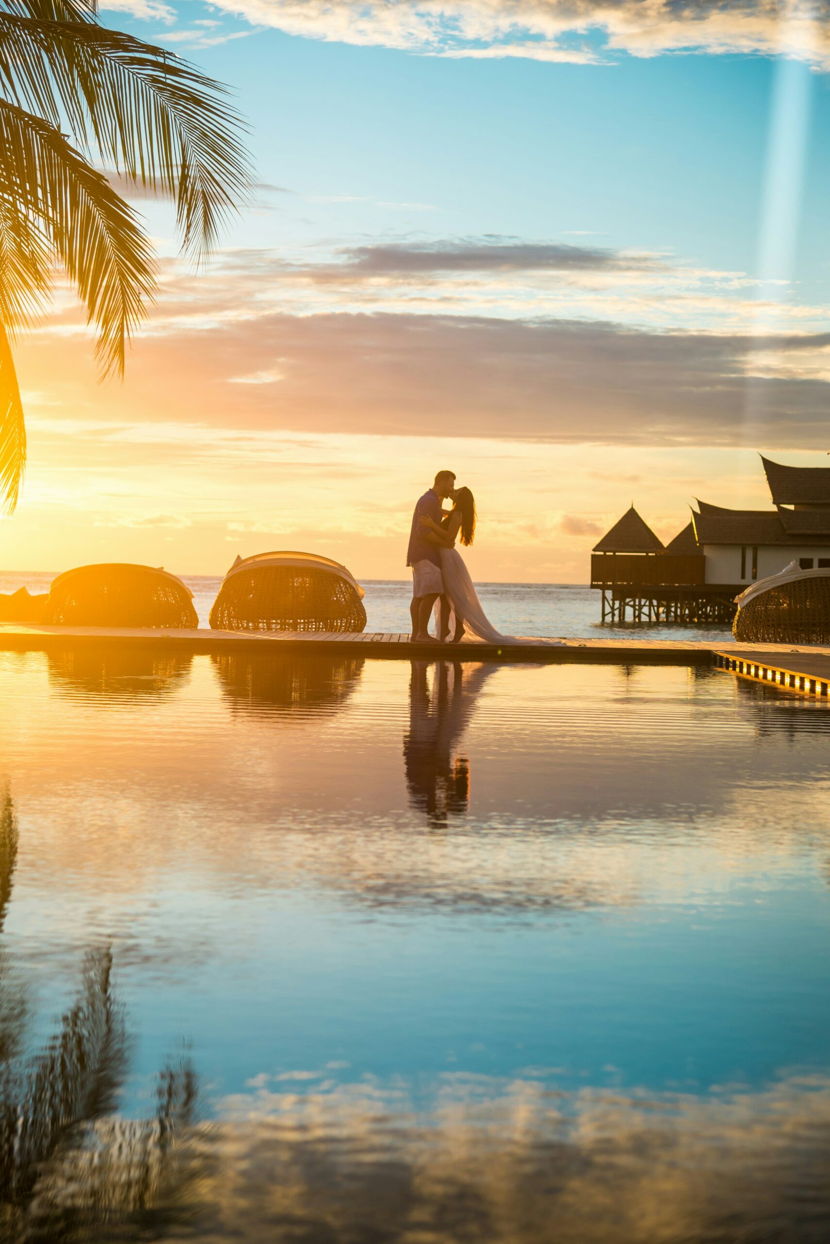 Couple marié amoureux pendant son voyage de noces au bout du monde organisé par Tour & Co et son travel planner à Bordeaux, Stéphane Jalet
